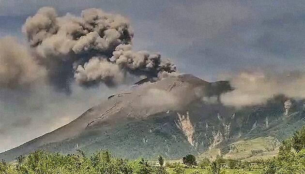 Aschewolke auf den Philippinen: Vulkan Kanlaon bricht spektakulär aus