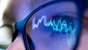 Börsenkurse spiegeln sich in einer Brille wieder