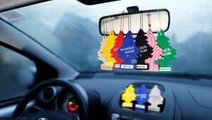 Mehrere bunte Duftbäume am Rückspiegel eines Autos