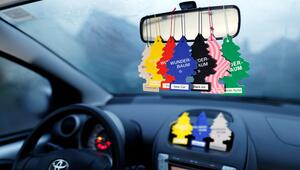 Mehrere bunte Duftbäume am Rückspiegel eines Autos