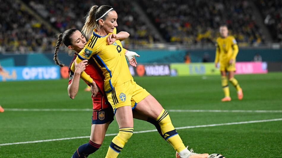 Kosovare Asllani im Zweikampf mit Aitana Bonmati