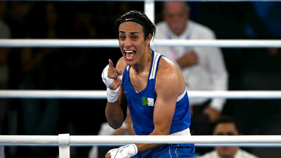 Boxerin Imane Khelif feiert ihren Halbfinalsieg bei den Olympischen Spielen