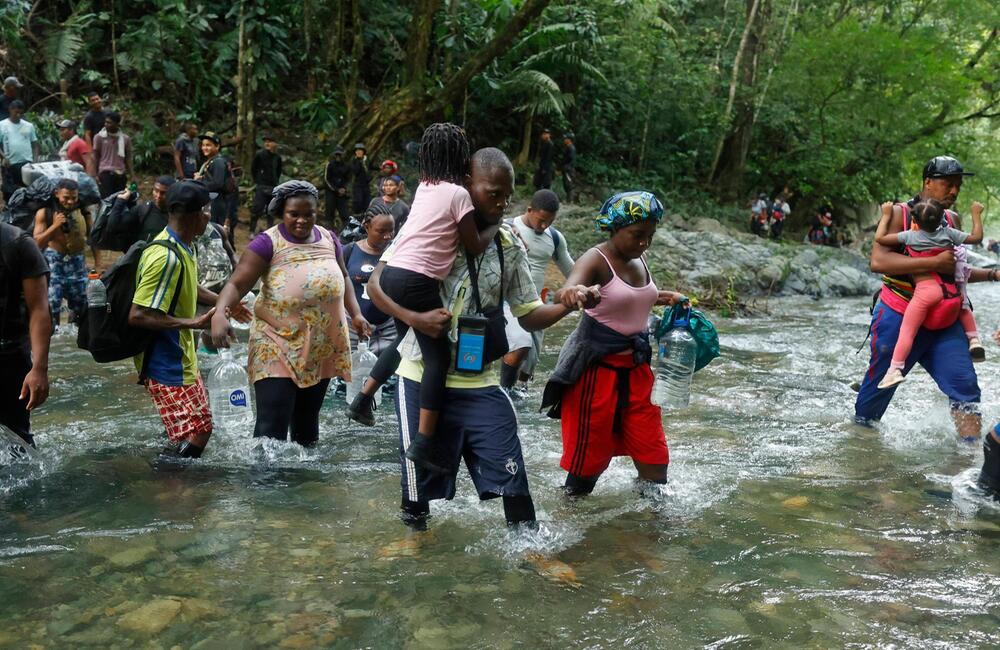 Menschen müssen durch einen Fluss laufen