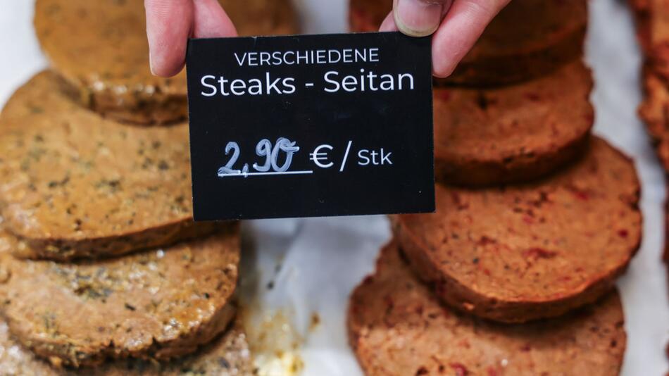 Steaks aus Saitan liegen in der Veganen Metzgerei in der Auslage.