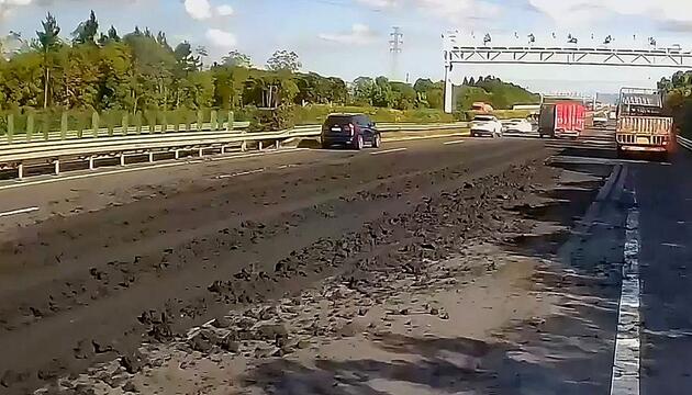 Rutschige Fahrbahn: Kuhmist legt Autobahn in China lahm