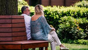 Ein Mann und eine Frau sitzen auf einer Bank