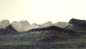Morgenlicht auf dem Mars: Curiosity-Rover filmt Sonnenaufgang über zerklüfteten Klippen