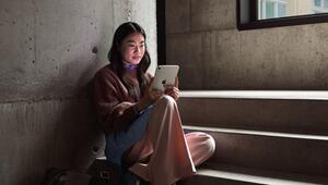 Eine Frau nutzt das Apple iPad-mini