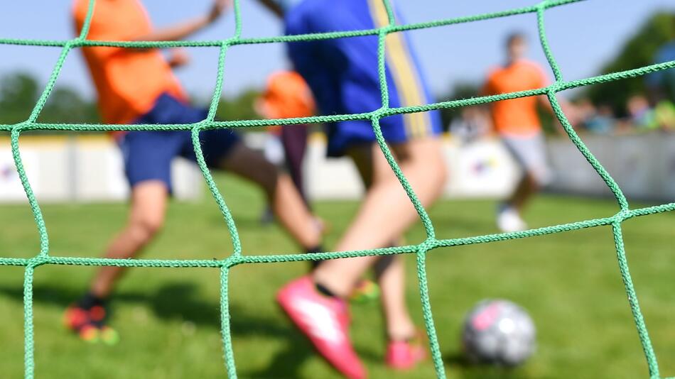 Kinder spielen Fußball