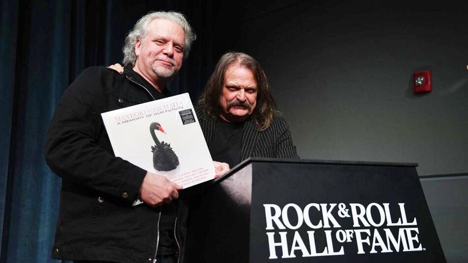 Besonderer Moment für Leslie Mandoki in der Rock & Roll Hall Of Fame.