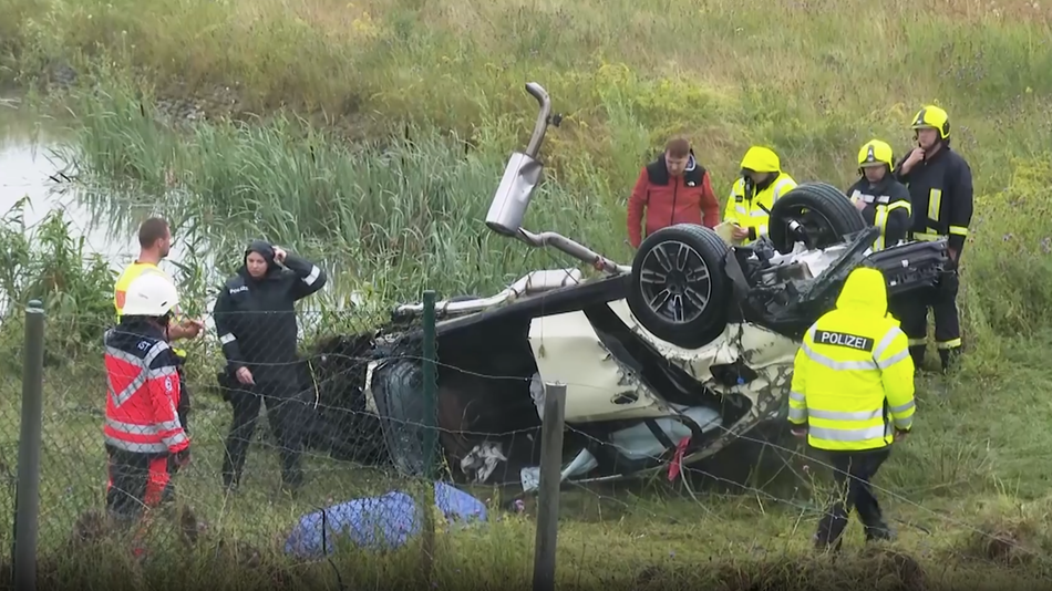 Tödlicher Unfall bei Rostock: Auto versinkt in Wasserbecken