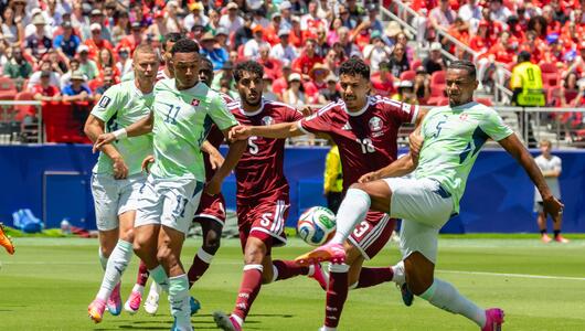 Manuel Akanji schießt gegen Katar den Ball.