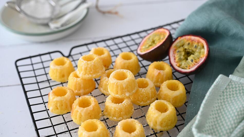 Mini-Guglhupf mit Passionsfrucht und Buttermilch