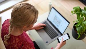 Frau arbeitet an Laptop