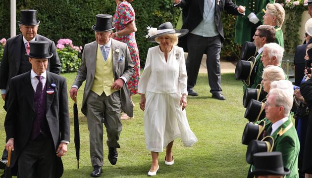 Mit Zylinder, Frack, Krawatte und Weste: König Charles beim Royal Ascot, hier begleitet von ...