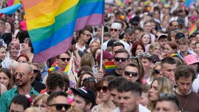 Menschen mit der LGBTQ Flagge