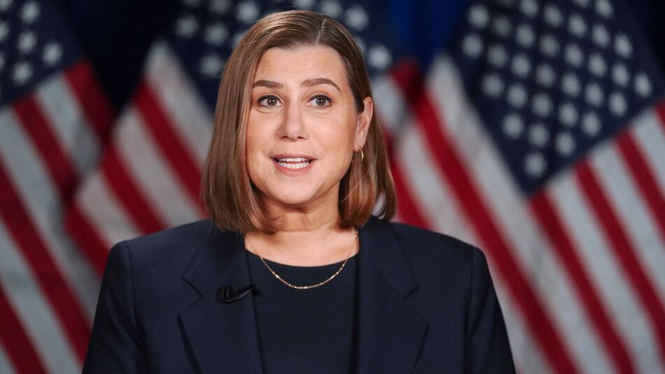 US-Senatorin Elissa Slotkin hält ihre Gegenrede.