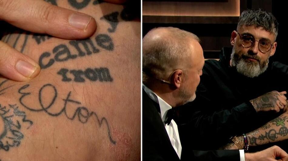 Sido lüftet seinen Pullover, um Stefan Raab (l.) seine spezielle Tätowierung zu präsentieren.