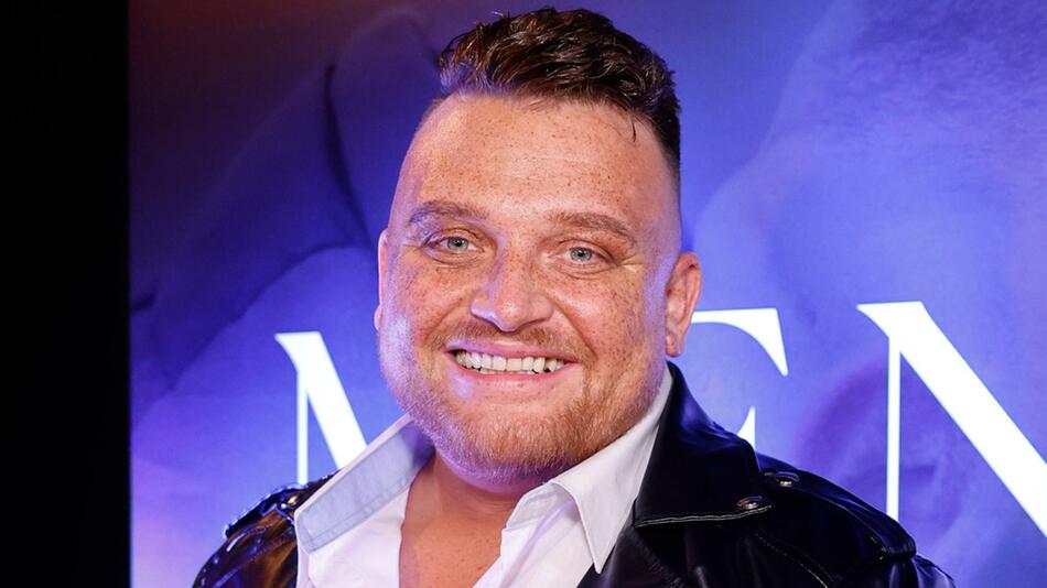 Sänger Menowin Fröhlich bei einer Veranstaltung 2023 in Köln.