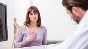 Eine Frau beim Arztbesuch