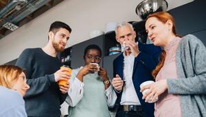 Eine Gruppe Kollegen verbringt ihre Pause in einer Büroküche