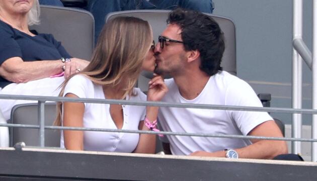 Ein Kuss auf der Tribüne: Mats Hummels und seine Freundin Nicola.
