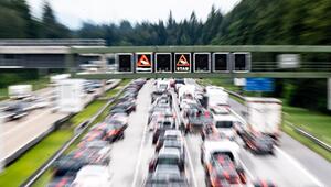 Autos im Stau auf einer vollen Autobahn