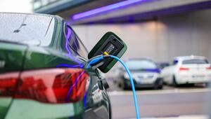 Elektroauto lädt an Ladesäule