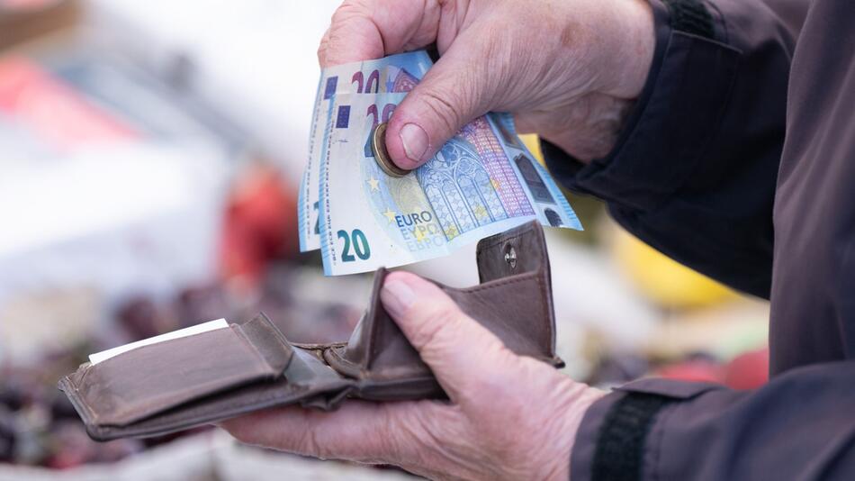 Mehr Geld zum Ausgeben - aber geringe Konsumneigung