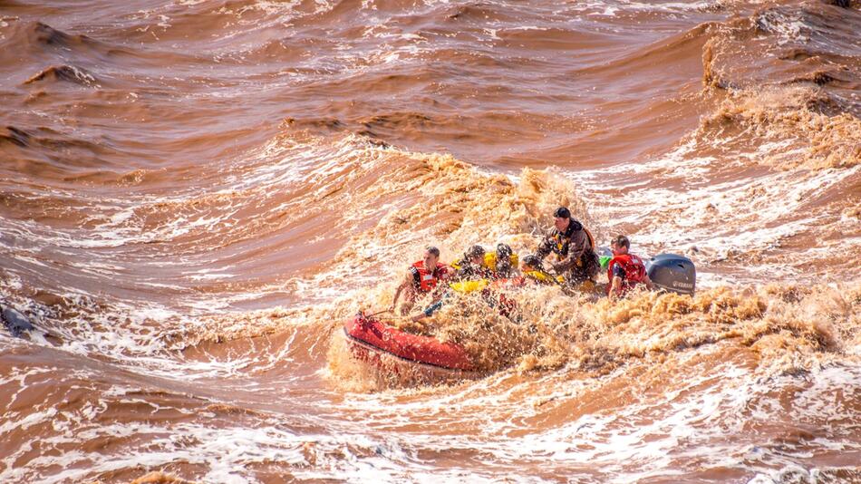 Touristen beim "Tidal Bore Rafting"