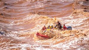 Touristen beim "Tidal Bore Rafting"