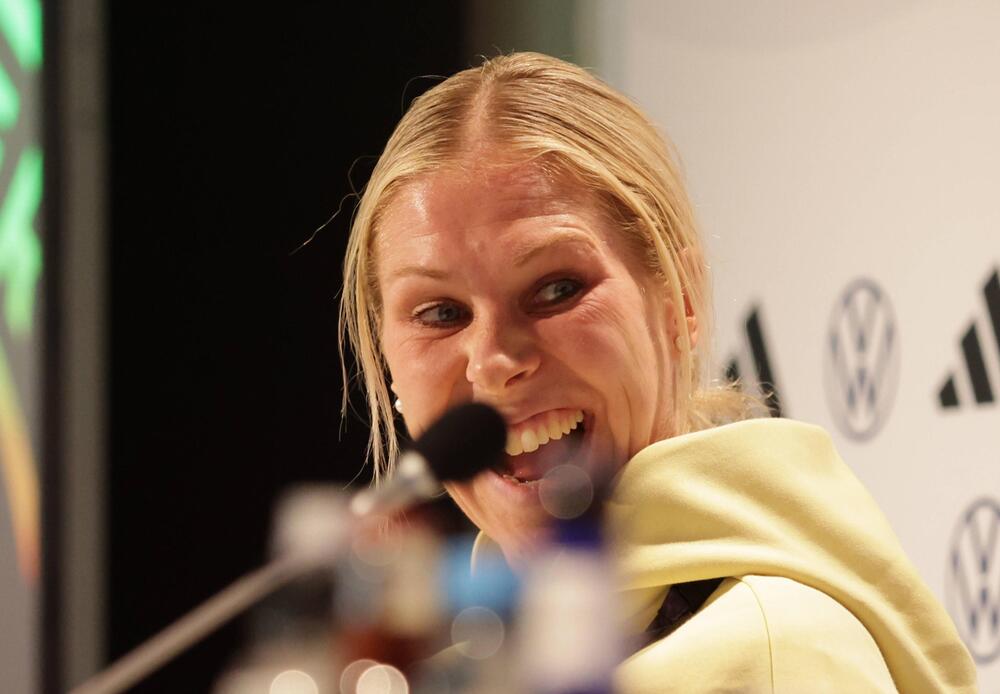 Rebecca Knaak lacht während bei der DFB-PK in Zürich am 10. Juli 2025.