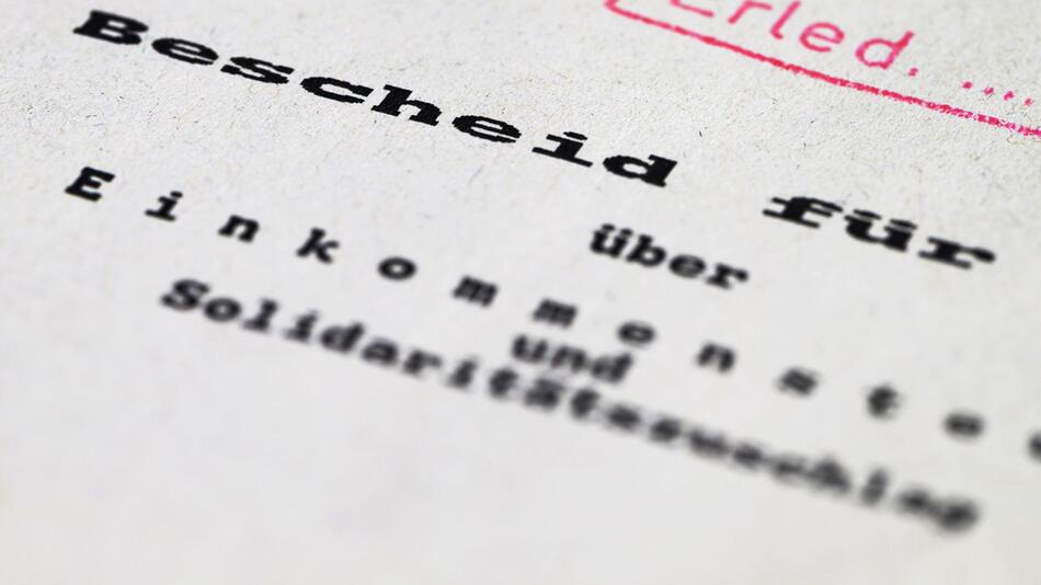 Ein Steuerbescheid über Einkommensteuer und Solidaritätszuschlag
