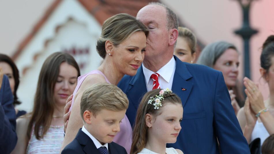 Innige Szene: Fürst Albert II. küsst seine Frau während der Feierlichkeiten am 19. Juli zärtlich ...