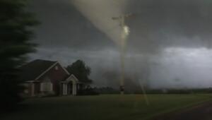 Trümmer fliegen durch die Luft: Tornado reißt Haus in Illinois in Stücke
