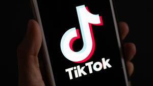 Auf einem Smartphone wird das Logo der Plattform Tiktok angezeigt