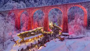 Weihnachtsmarkt in der Ravennaschlucht in der Vogelperspektive. Aquädukt leuchtet rot-pink.