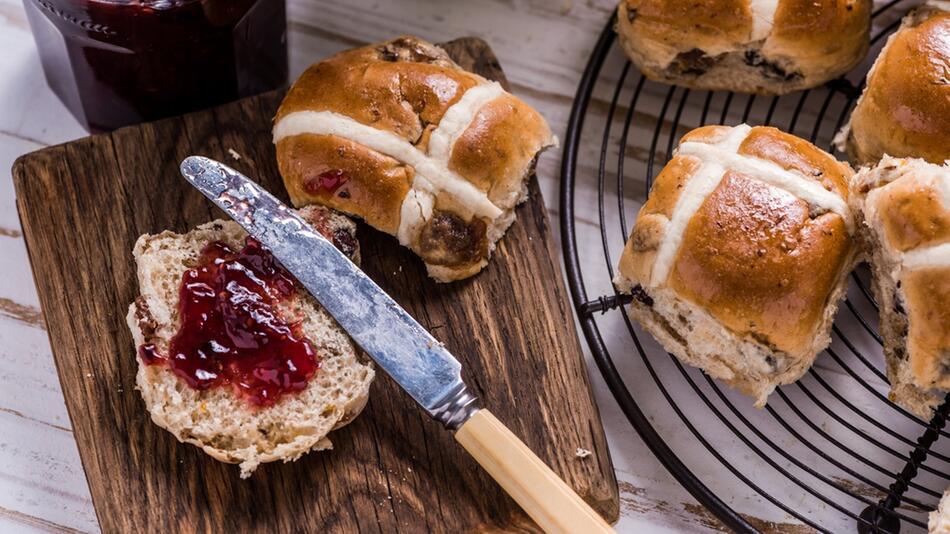 In Großbritannien kommen an Ostern würzige Hot Cross Buns auf den Tisch.