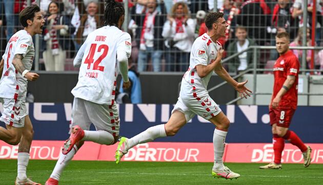Kölns Eric Martel jubelt nach seinem Treffer zum 1:0.