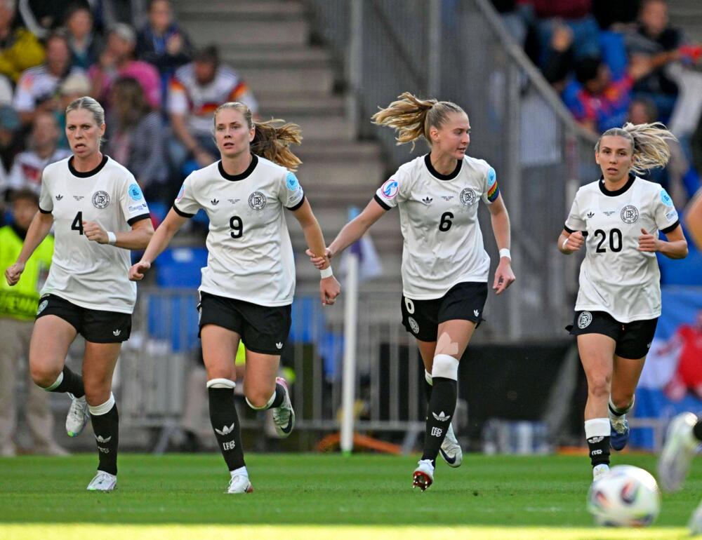 V.l.n.r.: Rebecca Knaak, Sjoeke Nüsken, Janina Minge und Elisa Senß beim EM-Spiel gegen Dänemark.