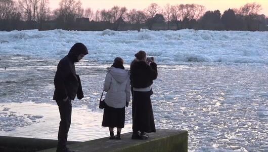 Seltenes Naturschauspiel: Meterhohe Eisberge an der Elbe bei Hamburg