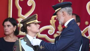König Felipe hilft Prinzessin Leonor beim Ordnen ihrer Uniform.