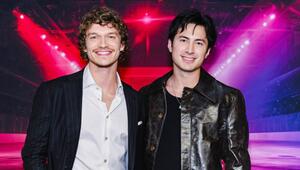 Connor Storrie (l.) und Hudson Williams sind die Stars in der Eishockey-Serie "Heated Rivalry".