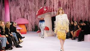 Model trägt Kreation aus der Chanel FS26 Haute Couture-Kollektion