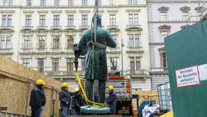 Das Lueger Denkmal beim Abtransport im Jänner