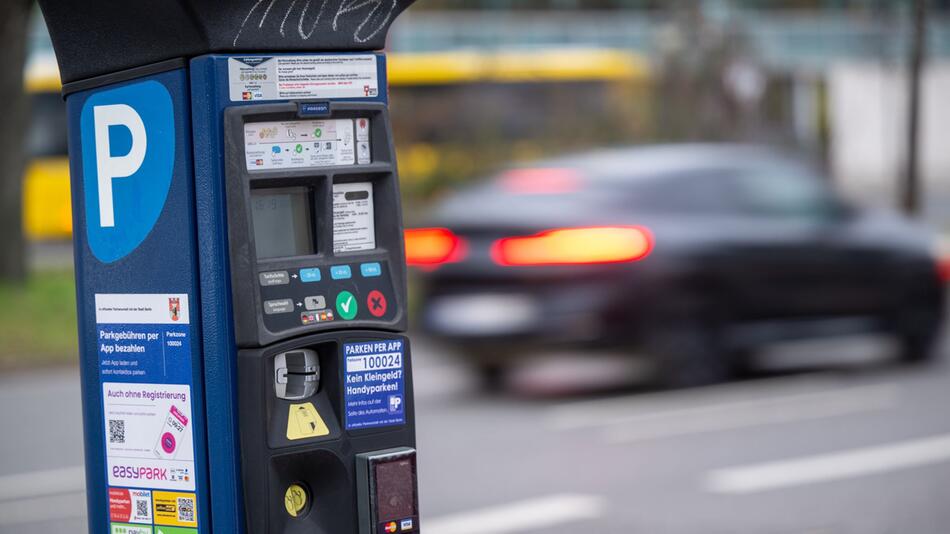 Ein Parkautomat am Straßenrand in einer Parkzone