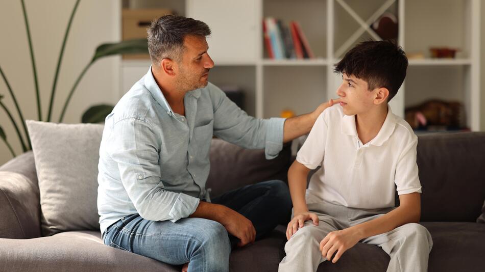 Vater-Sohn-Gespräch auf der Couch
