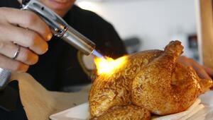 Ein Hähnchen mit einem Bunsenbrenner bräunen