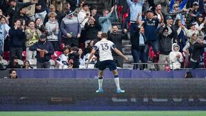 Thomas Müller jubelt nach seinem Treffer mit den Fans.