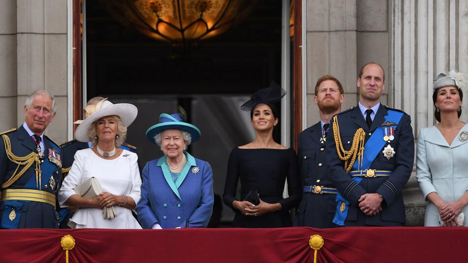 Britische Königsfamilie auf Balkon des Buckingham-Palastes